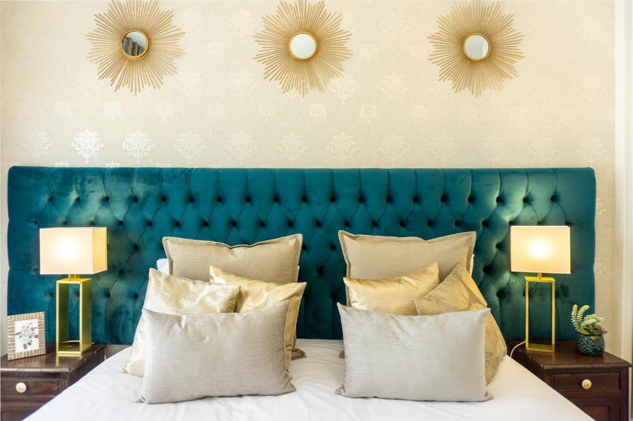 Gaze Out At The City In A Retro-Chic Getaway Lisbona Esterno foto