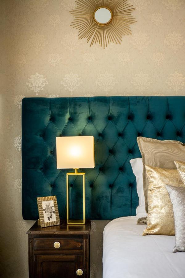 Gaze Out At The City In A Retro-Chic Getaway Lisbona Esterno foto