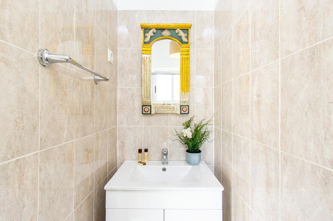 Gaze Out At The City In A Retro-Chic Getaway Lisbona Esterno foto